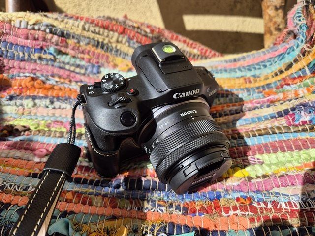 Canon R100 + Canon RF-S 18-45
