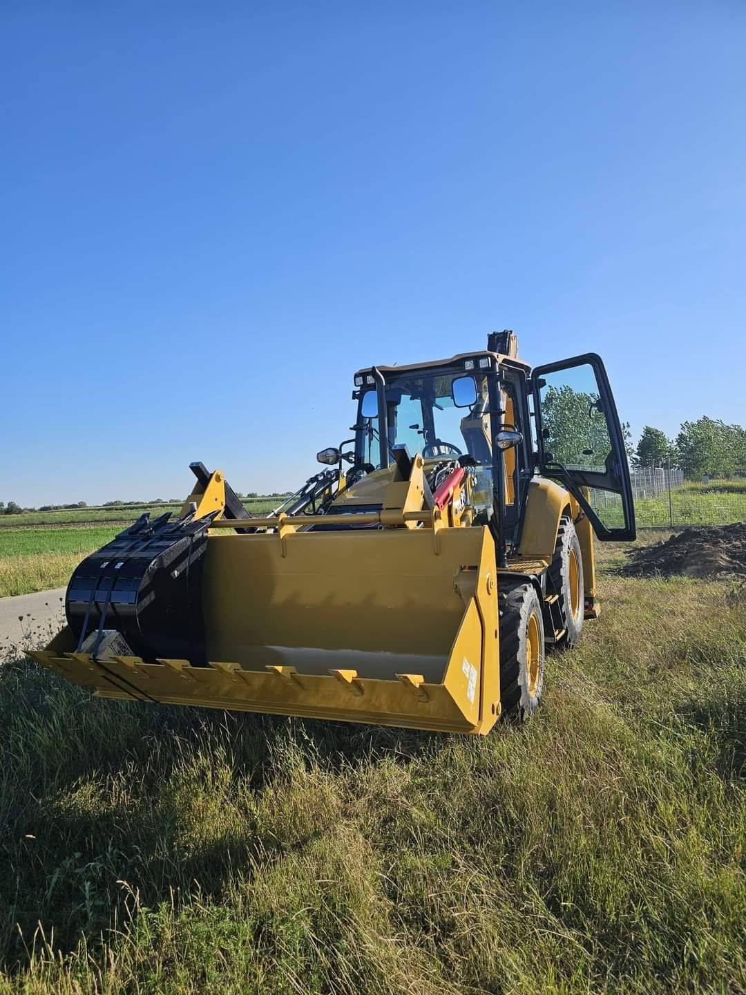 Buldoexcavator de închiriat . Depozit Agregate .