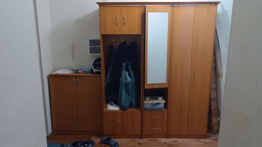 Прихожий шкаф из дерева
