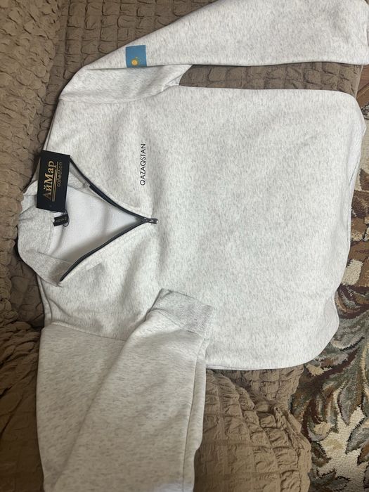 Полузамок белый, ни разу не носили, новый, тёплый.