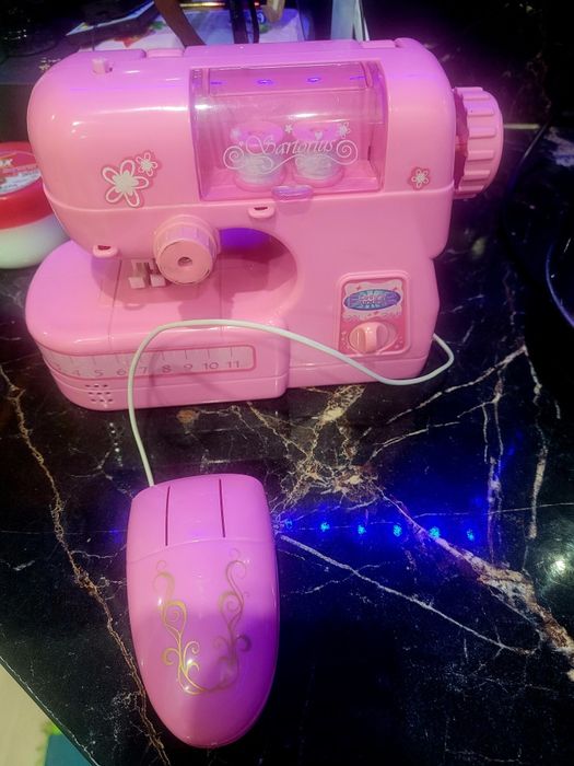 Игрушечная швейная машинка