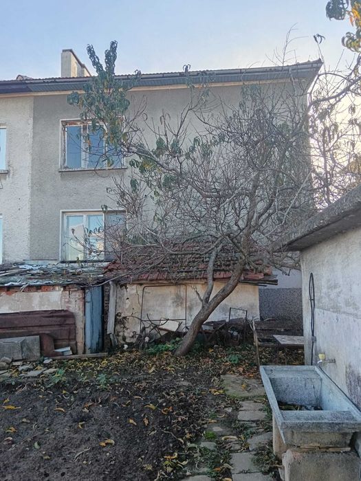 Двуетажна къща полуобзаведена гр. Тополовград обл. Хасково