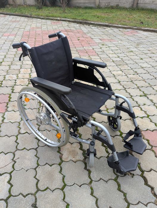 scaun  pliabil cu roti  pentru persoane  cu handicap