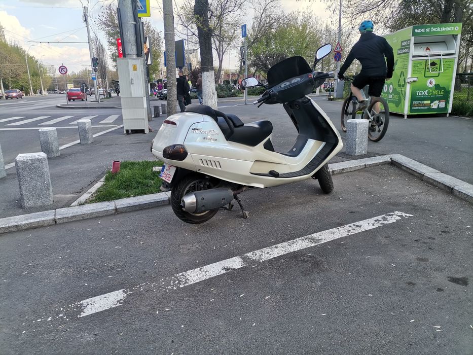 Maxiscuter Piqggio 125cc 4 timpi fără permis