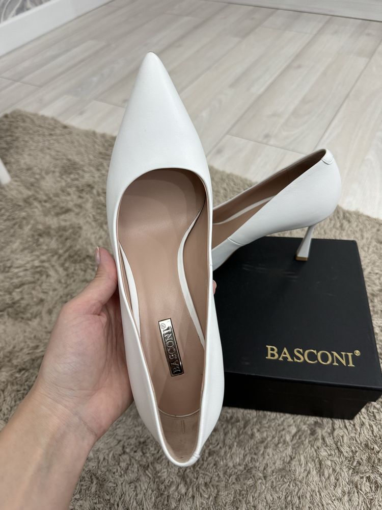 Туфли Basconi белые