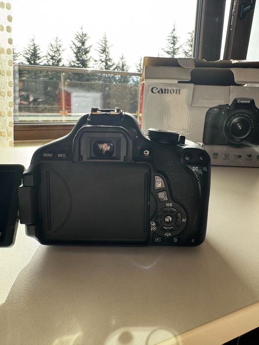 Canon EOS 600D + EF-S 18–55mm II китов обектив.