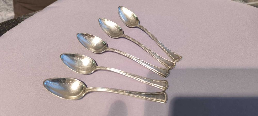 Продават се комплект от 5 посребрени лъжички за кафе.