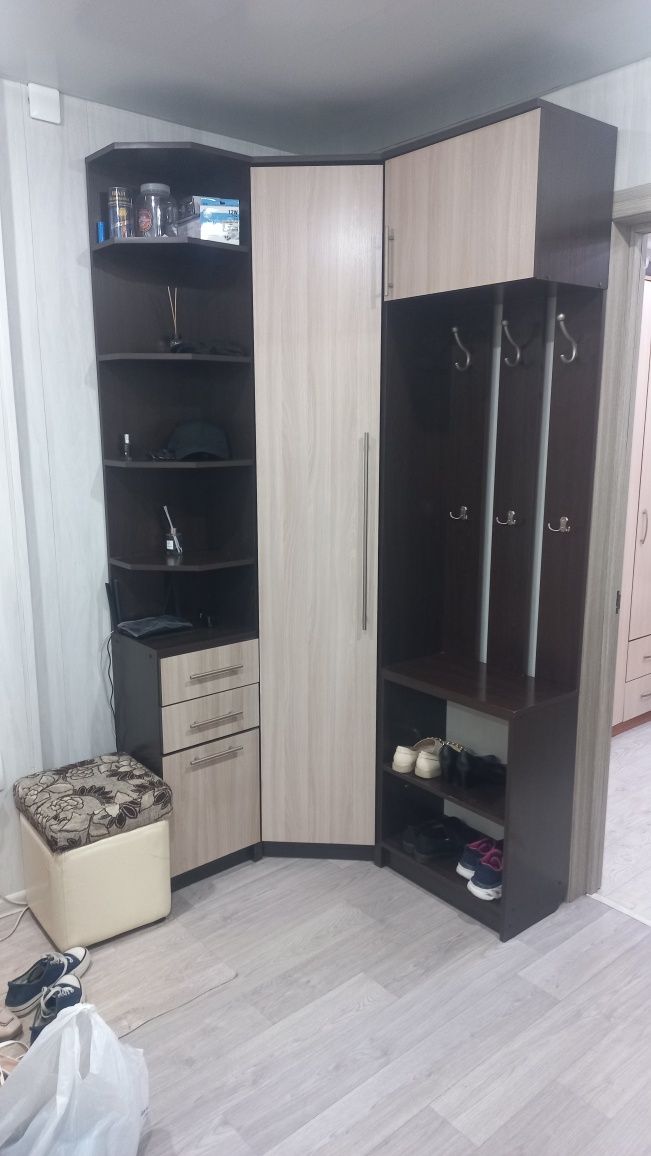 Продам угловую прихожую