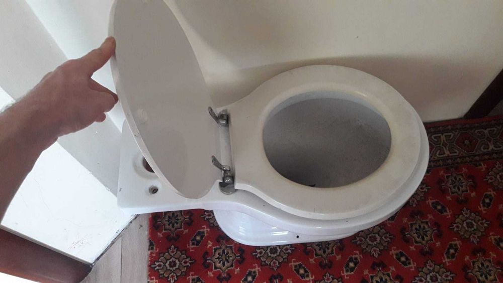 Унитаз фирменный, без бачка