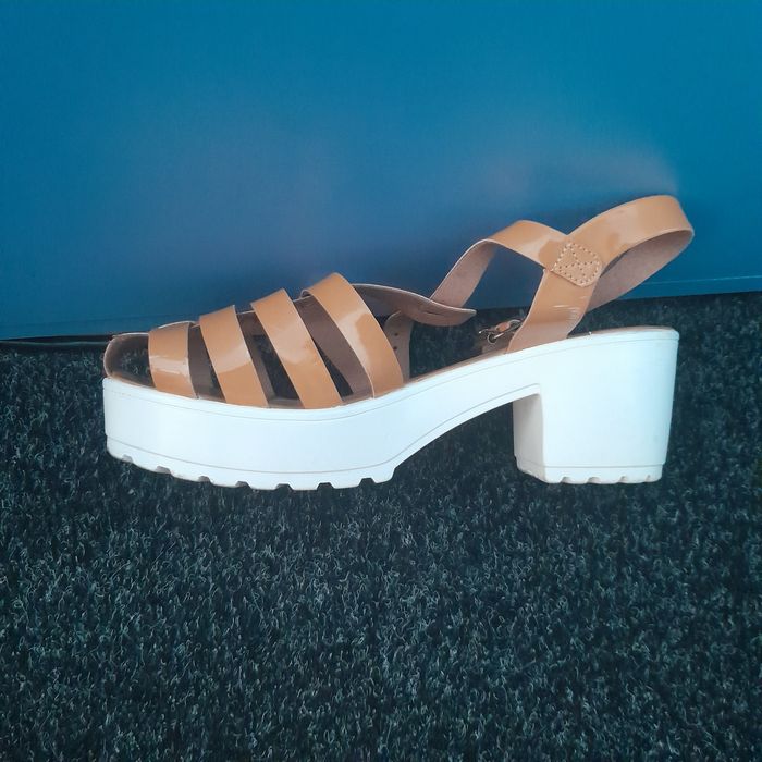 Vind sandale de damă.