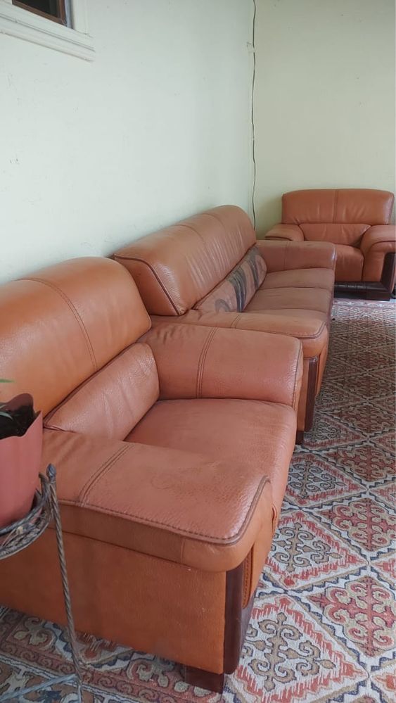Продаю кожанный диван и кресло