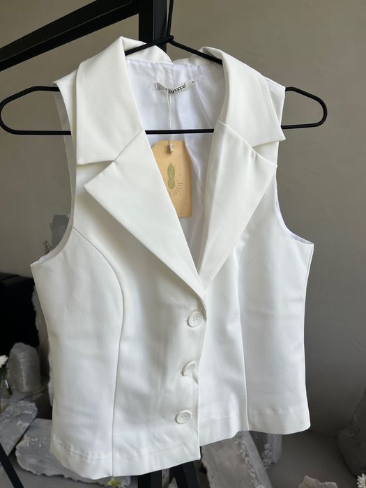 Дамска жилетка бяла