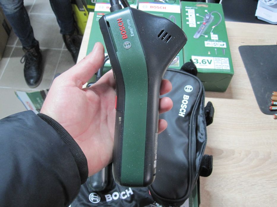 Bosch - Compresor pe acumulator 3.6V, cu baterie integrată, încărcător