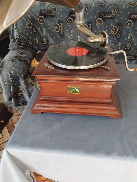 Superb gramofon, patefon original MASTER'S VOICE fabricat în 1924.