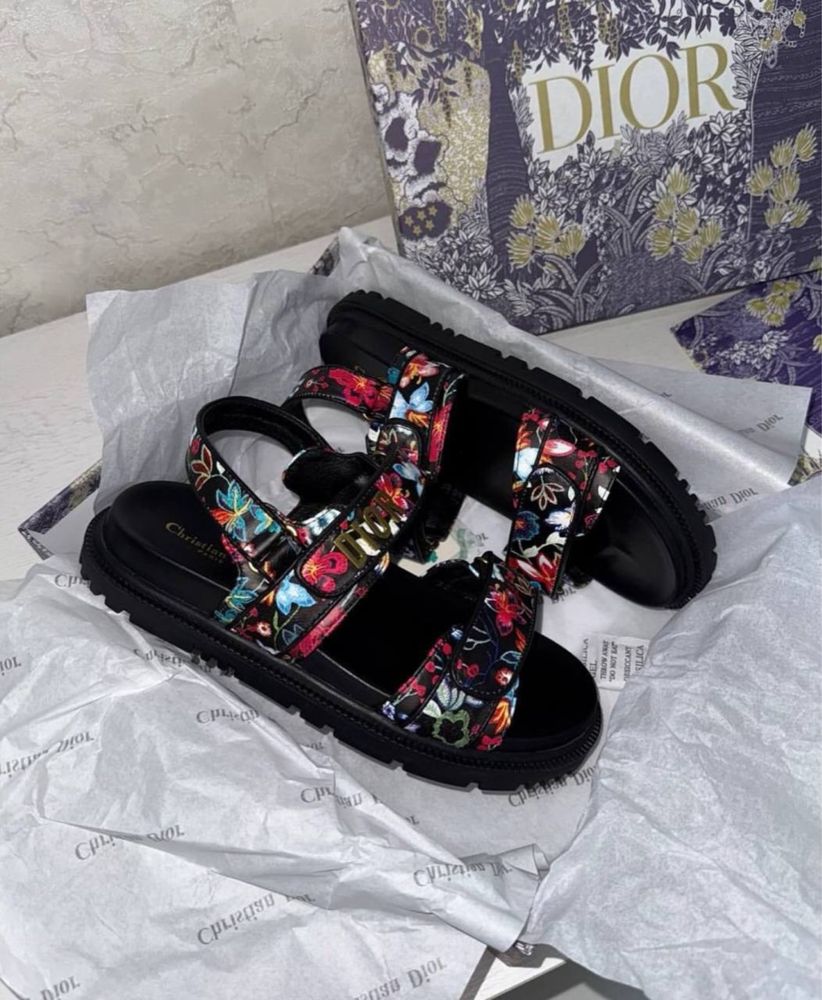 Sandal Dior oyoq kiyim