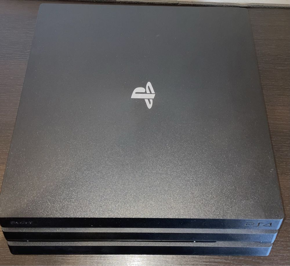 PS4 PRO, 1 TB, 4K + 3 controllere + FIFA20 si FS22