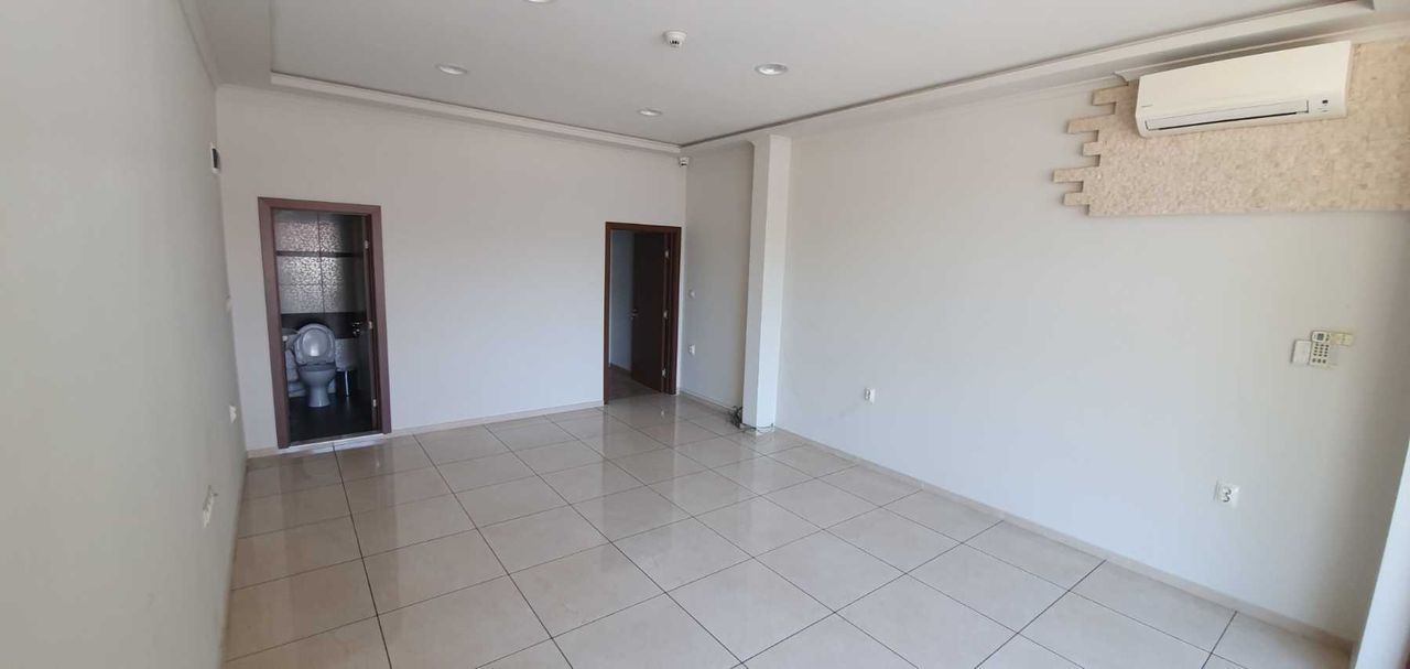 Дава се под наем Магазин в Карлово - 43 кв.м за 550 € - Снимка #1