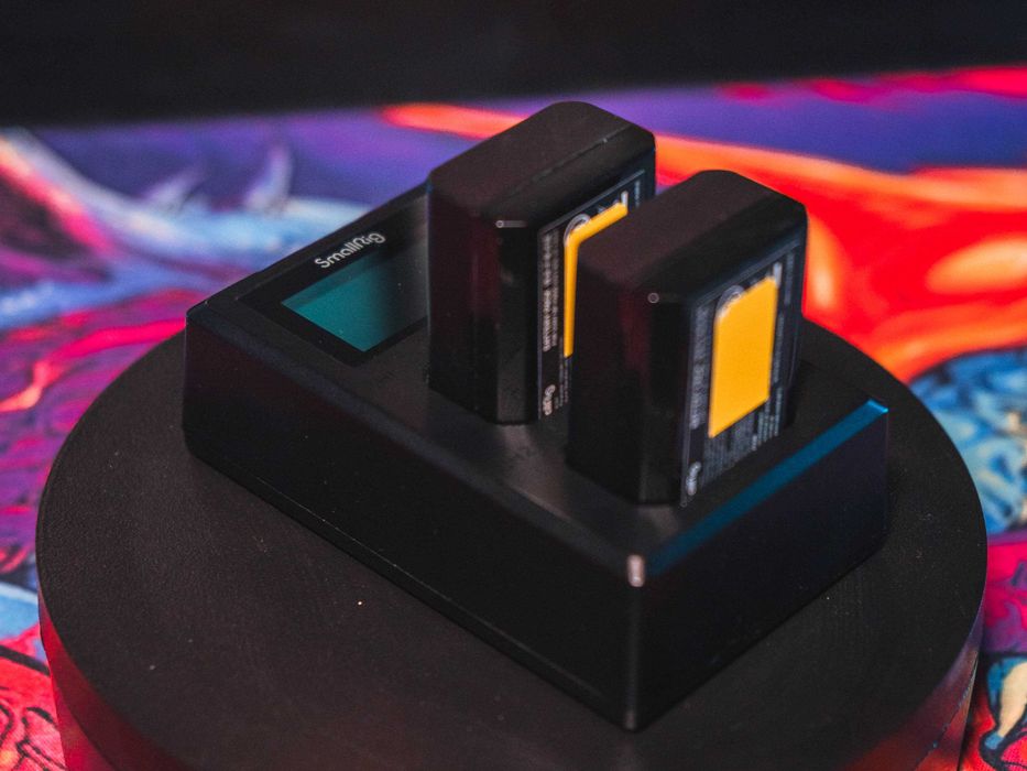 Kit Sony ZV-E10 4K, Cage, Handheld Grip, Baterii si cablu HDMI