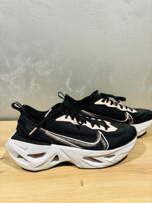 Маратонки Nike и Adidas