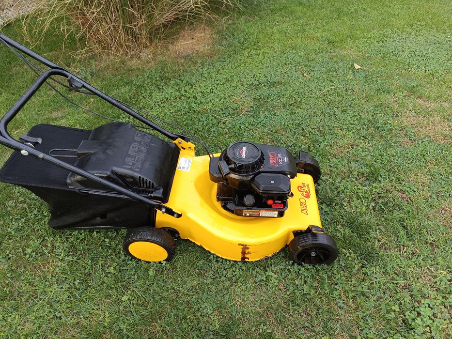 Mașină tuns iarba cu tractiune