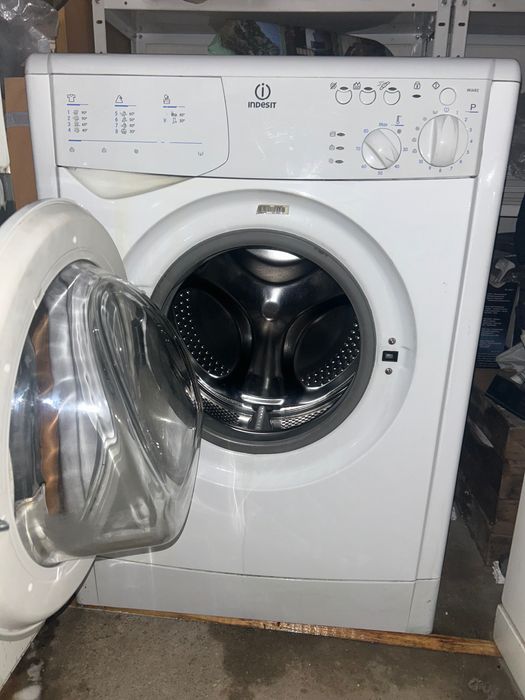 Продавам пералня Indesit