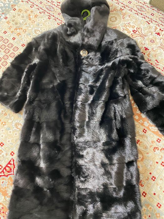 Норковая шуба со съемными рукавами, с капюшоном.