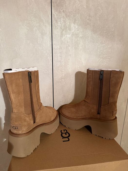 UGG Велурени ботуши до прасеца Classic Twin