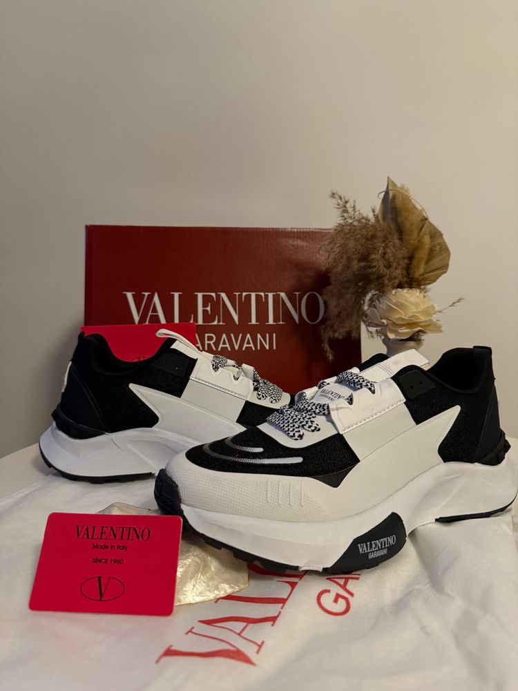 Adidasi Valentino Garavani True Act