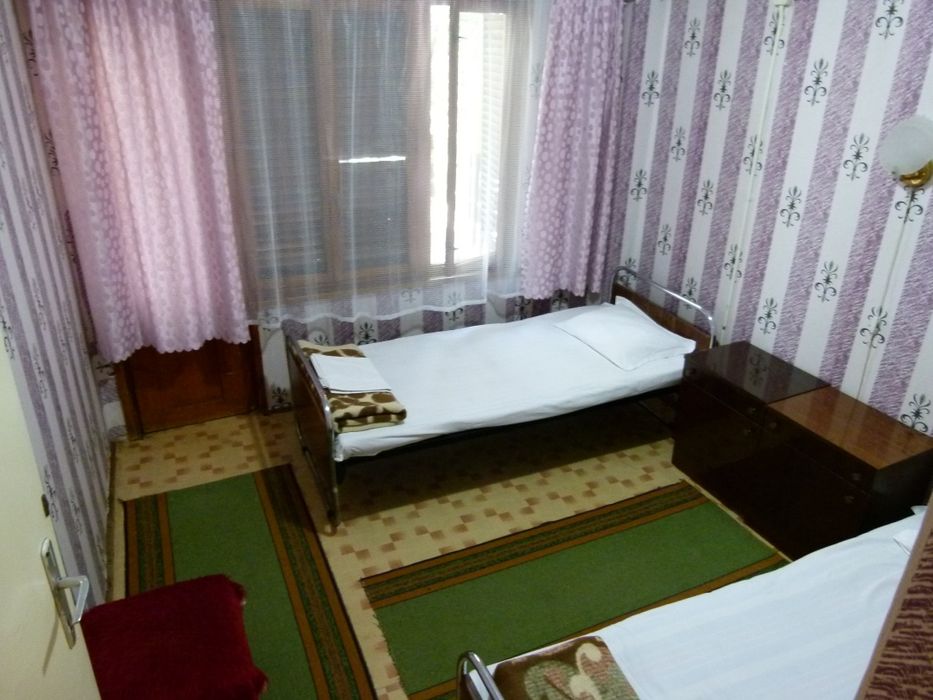 Дървени единични легла с матраци и русенски с дюшеци