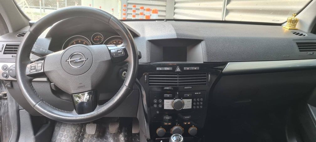 Opel Astra H Sedan Facelift – An 2009, 1.6 Benzină + GPL
Mașină person