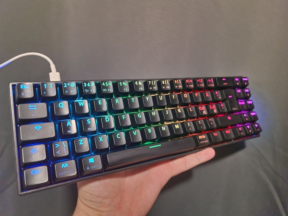 Tastatură mecanică NOS C650 RGB 65% – compactă