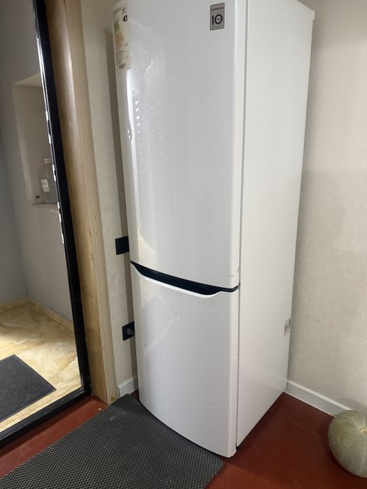 Холодильрик LG почти новый