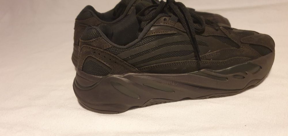 Adidași YEEZY Boost 700 V2