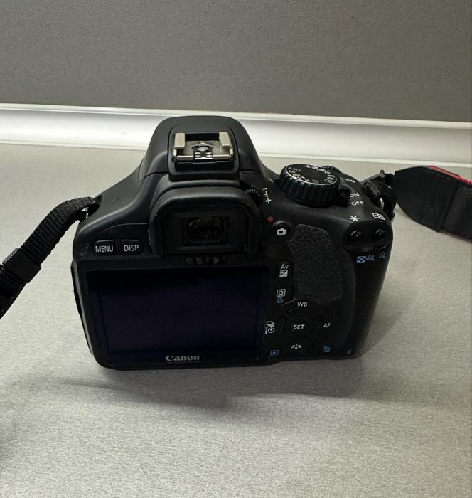 фотоапарат Canon EOS 550D с оригинална кутия кабели зарядно !