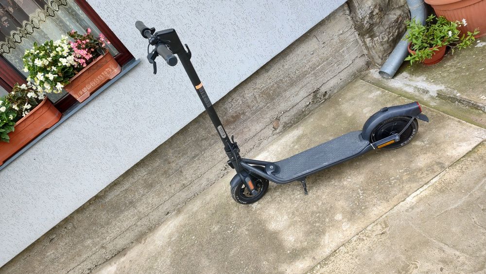 Vând trotineta electrica Ninebot KickScooter F2