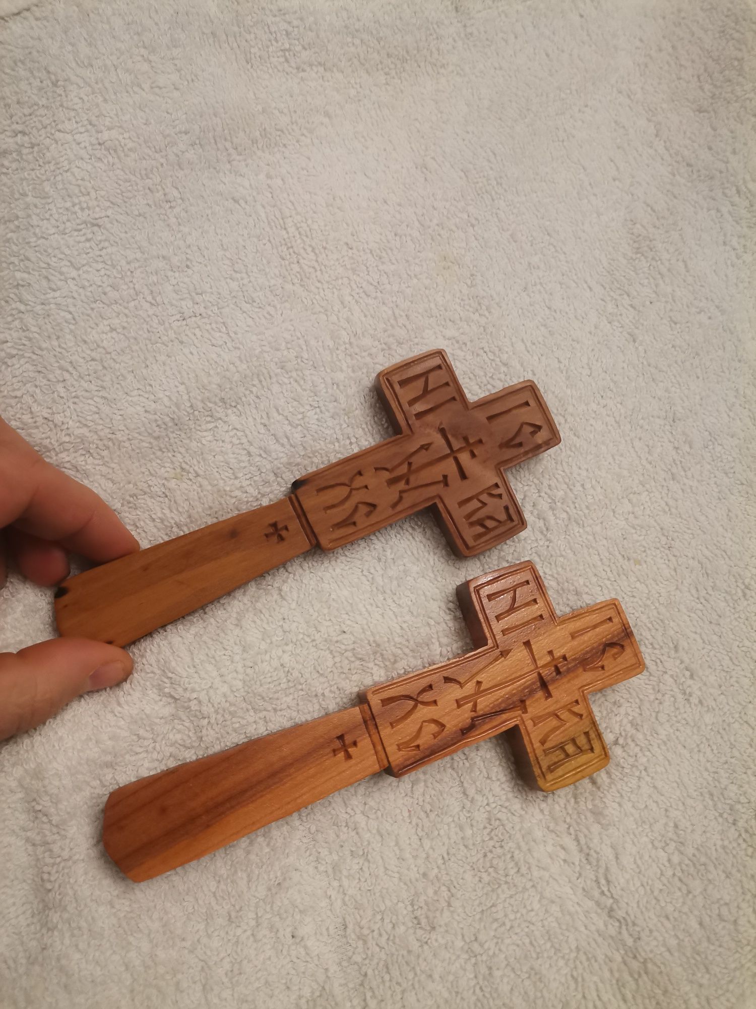 Cruci din lemn confecționate manual