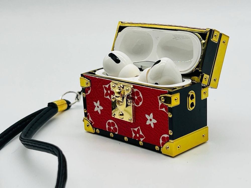 Cutie Louis Vuitton pentru casti