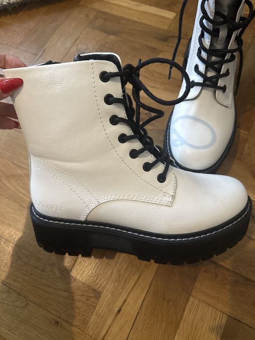 Дамски боти бели