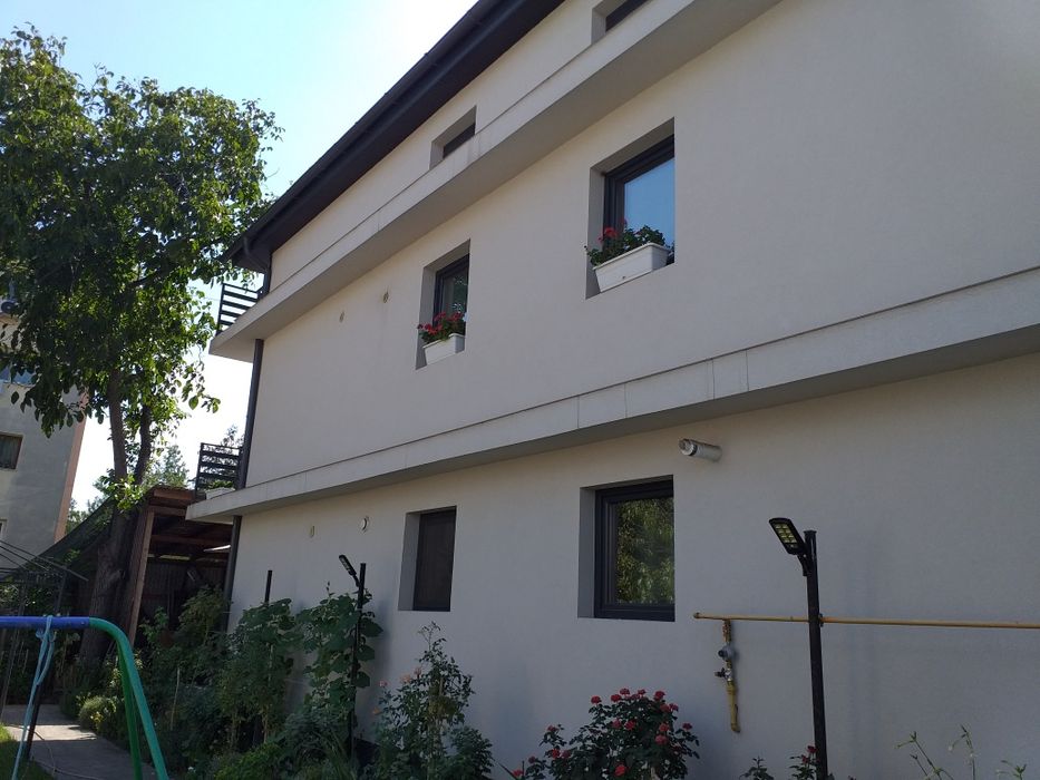 Închiriez etaj la casa