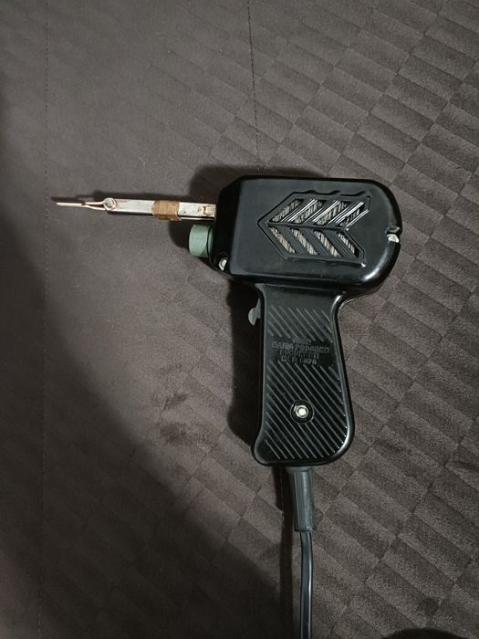 Pistol de lipit românesc
