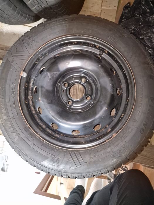 Set 4 roți complete de iarnă ( R15 185/65 ).