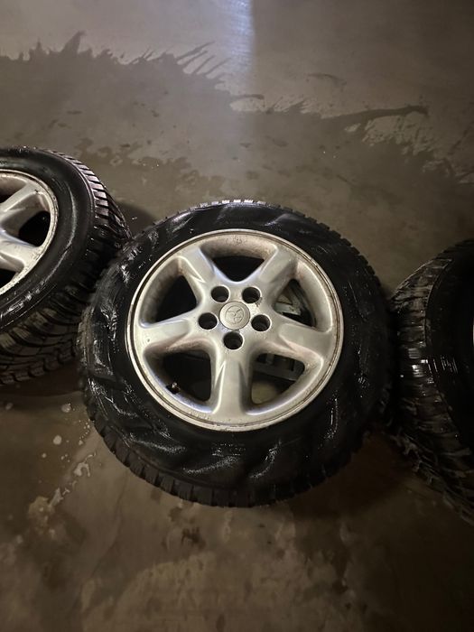 Зимни гуми с джанти 215/65/R16 от Тойота Рав4 (Toyota RAV4)