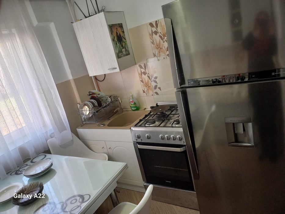 Închiriez apartament 3 camere