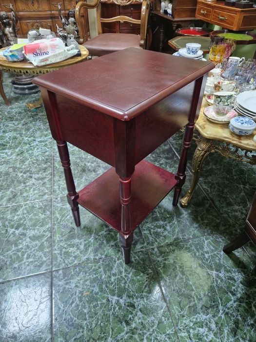 Прекрасна антикварна английска конзолна масичка