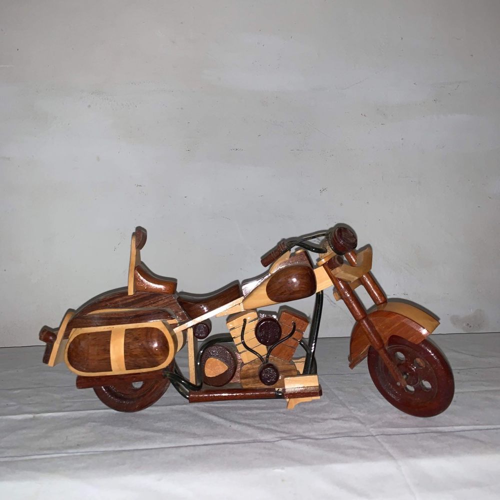 Motocicletă din lemn făcută manual