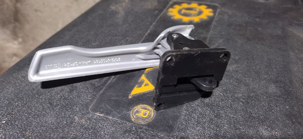 Продам ручку открывания двери из нутри приора(левая сторона)