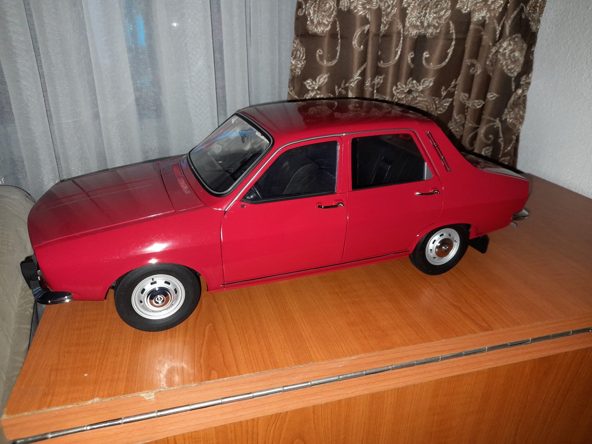 Macheta Dacia 1300 colecția completă de reviste impecabilă