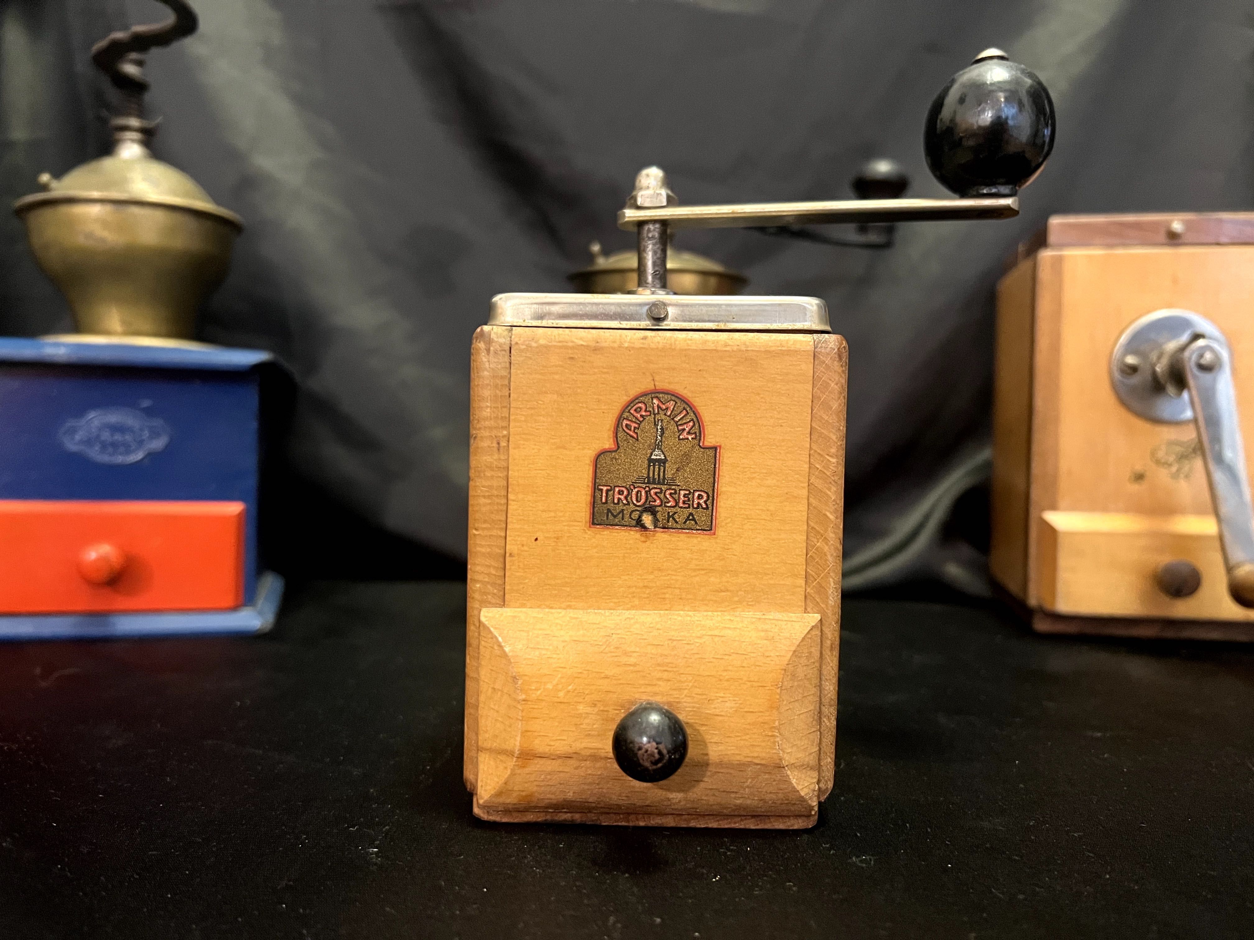 Rasnita de cafea marca:Armin Trosser.
Are dimensiunea de 19x11x8 cm.