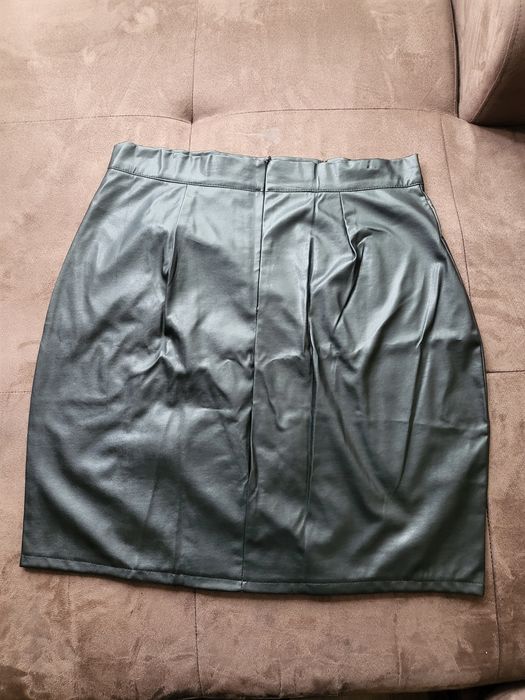 Дамска кожена пола и дамски клин