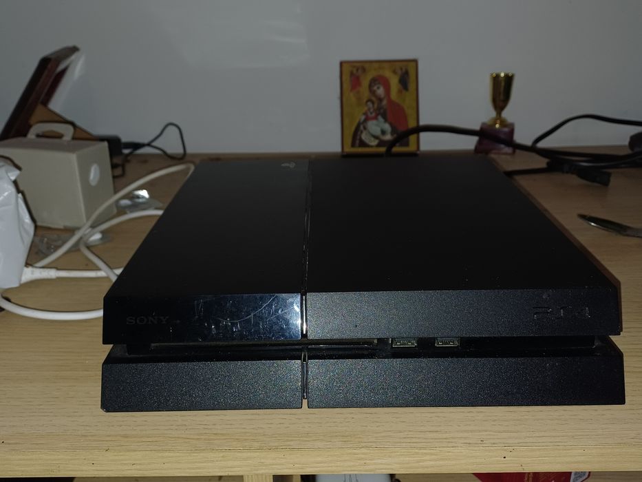 se vinde play station 4 cu doua jocuri si un controller
